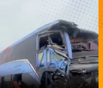 Ônibus que vinha de Natal colide com caminhão na CE-040